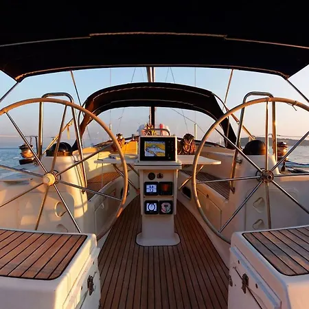 ▷ Sailing Yacht As Houseboat For You بوتيل *