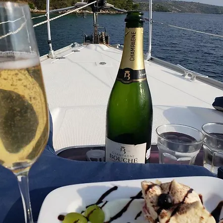 ▷ Sailing Yacht As Houseboat For You *